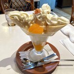レストランオオタニ - バナナパフェ1250円。