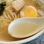 永新 - 塩らーめんのスープ