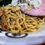 Aburasoba Gotsubo - 麺は太めの縮れ麺。コシがあり、ムニュムニュした食感が特長的ですね。