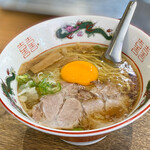 白華楼 - 料理写真:中華そば + 生卵☆