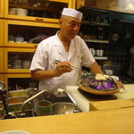 割烹 やました - 店主 山下 茂 氏と話しをしているのは loropiana。(友人撮影) 店主了解済。