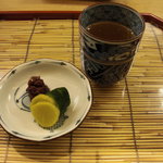 香の物と茶。