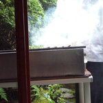 萬亀樓 - 目の前の中庭で焼いてくれます。