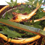 萬亀樓 - 焼上がった稚鮎は竹籠に入れられて