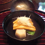 萬亀樓 - 煮穴子と小芋の炊き合わせ。