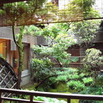 萬亀樓 - 部屋から中庭を臨む