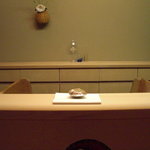 一輪の花、そしてバカラのグラス。