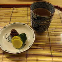 割烹 やました - 香の物と茶。