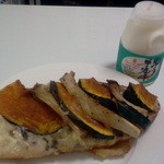 パン家のどん助 - クロックムッシュ231円と飲むヨーグルト136円