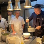 Japanese Soba Noodles 蔦 - 「とみ田」濃厚スープは富田さん自らが器へ　それを凝視する飯田将太さん　※2023年9月19日は特別営業『Japanese Soba Noodles 蔦×中華蕎麦 とみ田×らぁ麺 飯田商店「友へ」』