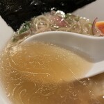 酒肴場 屯 - 前回よりも塩ダレのキレがさらにシャープになって、フレッシュさにパンチが加わったスープ。たっぷりの大根おろしが塩味を上手く調整してくれてちょうど良い塩梅。