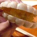 銀座 しのはら - フォアグラ、マンゴー、パッションフルーツのもなか