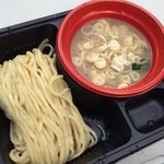 麺や而今 - 魚貝三獣士つけ麺  850円
      
      大阪の鴻池新田にある好きな店舗がつけ麺博に！
      焙煎小麦胚芽も使用した麺、牛骨、豚、鶏 節粉 アサリの出汁つけ汁。
      
      一口目は、節粉の香りがふわっと広がります。その後、濃厚つけ汁が後引くうまさ。ただそれほど味濃くないです〜
      
      本店は激ウマなんですがねー