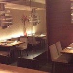 北新地 すがはら - テーブル席も完備。