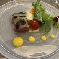 The Arts Fusion - 半生の戻り鰹、サラダ仕立て