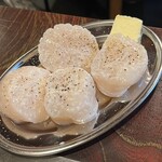 鉄板酒場 五代目まりこ屋 - 特大オバケ帆立バター