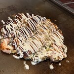 鉄板酒場 五代目まりこ屋 - 五代目焼き　半分ソースで半分は出汁醤油