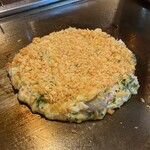 鉄板酒場 五代目まりこ屋 - ５代目焼き　天かす大量！！