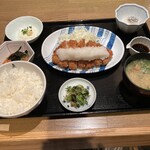田中田式海鮮食堂 魚忠 - メインはおろしとんかつ、小鉢は寄せ豆腐