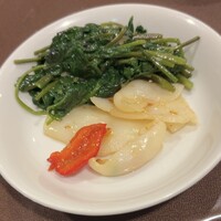 雅苑酒家 本店 - 青菜とイカの炒め物