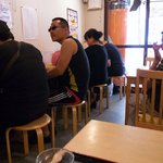 本格さぬきうどん　穂乃香 - 店内はカウンター席とテーブル席があります。