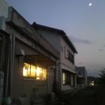 Lamp - 夕方の営業が始まると、窓辺のランプにも火がともります。