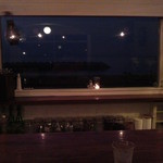 Lamp - 夜、小さな丸い電球が窓に映りこみます。