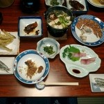 みずうみ - わかさぎの天ぷら・鯉の甘露煮・鰻すき・稚鮎のなれずし・なまずの煮付け・おひたし・鯉となまずの刺身