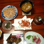 みずうみ - ふなずし・なまずの味噌汁・いんげんのごま和え・川海老のからあげ・なまずの蒲焼き・鰻の八幡巻き・鯉の刺身