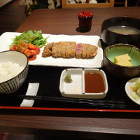 目黒の和食 さとう - 特製牛かつ膳　小鉢・高原野菜とラタトゥイユ添え・たっぷり野菜のけんちん汁・白飯