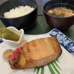 はらこ茶屋 - ご飯 (小)／110円・味噌汁／120円
塩引鮭 (単品)／910円
