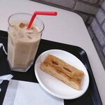 Misuta Donatsu - ウィンナーパイとアイスカフェオレ　全景