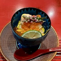 おおたに - いくらと鮭の南蛮漬け　菊花の土佐酢