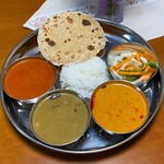 西友 - 料理写真:タイ＆インドのカレープレート　左からバターチキン→グリーン→マッサマン