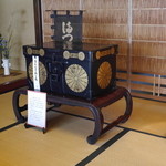 松前屋 - 後櫻町天皇御下賜の菊の御紋入り 
      