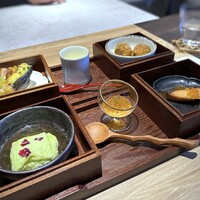 るふ - 右側のお膳。丁寧に説明してくださったのですが、覚えられなくて。m(__)m