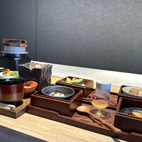 るふ - ◆お料理が全部揃うとこんな感じ。ワァ～ワクワクしますね。^^ これ以外に「お抹茶」と「和菓子」が付きます。 お尋ねしましたら、品数は同じで内容は日により変化するそう。