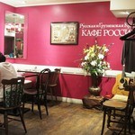 店内風景　ビーツ色に統一された印象的な内装です。