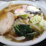 松楽食堂 - 五目中華そば　スープは薄めです。ボリュームはあります。