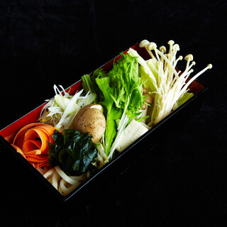 Plenty of vegetables Sukiyaki style or with sesame sauce ◎Drinks to enjoy with your food