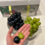 新鮮市場 ききょう - 私の手のひら(普通サイズ)で見てもらってもわかるように、こんなに大きいのですが…
ジューシーな果実と、濃厚な旨味、
特にナガノパープルの甘さったら！(*´Д｀*)♡