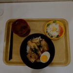 食堂 けやき - 小鉢付きで620円。