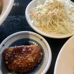 台湾料理 祥瑞 - 箸休めのコロッケとキャベツの千切り