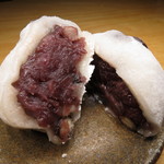 中は粒あんがたっぷり