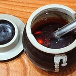 Kandaraxamenharuka - 神田らぁめん 悠 ＠三越前 納豆まぜそばに添えられる味変用の辣油