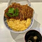 #カツ丼は人を幸せにする - とじないカツ丼 三元豚 大盛1400円お吸い物付き