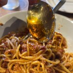 Italian Kitchen VANSAN - 刺し味で"唐辛子オイル"を投入
            一旦、スプーンにオイルを乗せてから
            回して掛け、辛味投入！