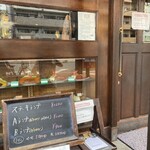 グリルミヤコ - 通りに面しているので見つけやすいお店です