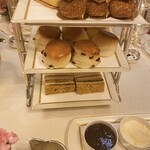The Palm Court - サンドイッチが下の段に移り後からスコーンがセットされる。