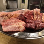 焼肉食堂 かど家    - 赤身盛りと、どてかハラミ